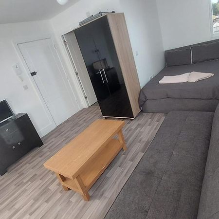 Spacious Studio Maidstone - Redecorated Oct 2023 エクステリア 写真